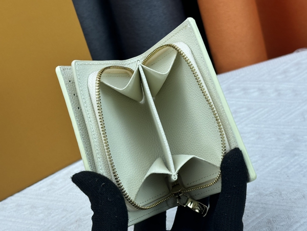 LVコピーウォレット着用イメージ